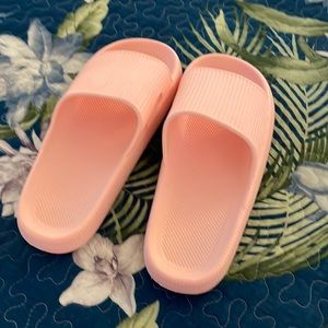 Comfy house/beach shoes